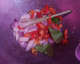 Foto langkah ke 2 dari resep Tongkol Suwir Pedas bumbu irisan.