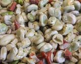 Foto del paso 3 de la receta Habas frescas horneadas con choricitos rojos y huevos