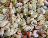 Foto del paso 3 de la receta: Habas frescas horneadas con choricitos rojos y huevos