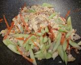 รูปขั้นตอนการทำที่ 3 ของ ผัดแตงกวาหมูสับใส่ไข่ (อาหารเด็ก)