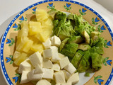 Wrap de pollo al curry aguacate, mozzarella y piña