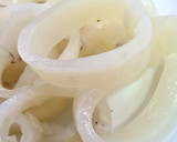Foto del paso 1 de la receta: Calamares a la romana con harina de garbanzo sin huevo