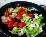 A picture of step 1 of Chicken Jalfrezi.