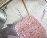 A picture of step 2 of Strawberry and cream milk shake.
