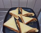 Foto langkah ke 4 dari resep Roti Bakar Simpel Isi Coklat.