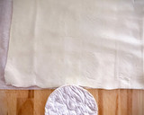 Foto del paso 2 de la receta: Hojaldre de Camembert con jamón y cebolla
