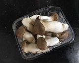 Hình bước làm 1 của món NẤM ĐÙI GÀ NON XÀO THỊT BĂM (blw)