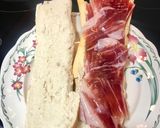 Foto del paso 3 de la receta Bocadillo de jamón ibérico con aceite de oliva y tomate