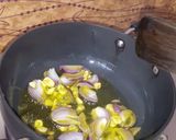A picture of step 3 of Garlic tomato sauce maggi.