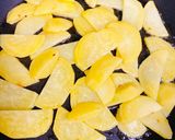 Hình bước làm 2 của món Thịt Bò Xào Khoai Tây Cà Chua