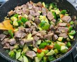Une image de l'étape 16 de Courgettes, poivrons et tomates à l'agneau et épices.