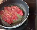 Foto del paso 2 de la receta: Chuletas de cerdo con crema de quesitos