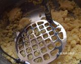 A picture of step 4 of Easy Mung Bean Cakes.