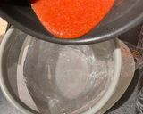 Une image de l'étape 4 de Gâteau-miroir en forme de cœur 3D, fourré à la fraise et à la mousse à la vanille.