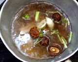 รูปขั้นตอนการทำที่ 2 ของ ไก่ตุ๋นเห็ดหอม