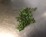 Une image de l'étape 3 de Tomates à l'oignon rouge, basilic et mozzarella.