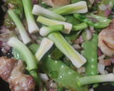 Foto del paso 3 de la receta: Arroz con costilla, tirabeques y ajos tiernos