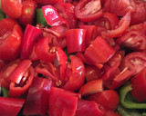 Foto del paso 1 de la receta: Salsa de tomate y pimientos 🍅 🫑