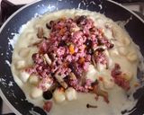 Foto del passaggio 7 della ricetta Gnocchi con ragù bianco di tastasale e pioppini, con crema di porro