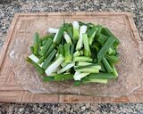 A picture of step 1 of Stir-fry lobster with ginger and scallion.