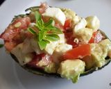 Une image de l'étape 2 de Salade de tomate, avocat et mozzarella.