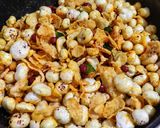 A picture of step 3 of Makhana Cornflakes Shahi Mixture !!.