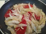 Lomos de atún en salsa de pimientos piquillo