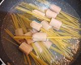 Foto langkah ke 2 dari resep Spaghetti Sosis Aglio Olio.