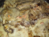 Chuletas de cerdo en crema de hongos y chorizo con puré de papas