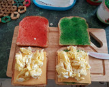 Foto del paso 3 de la receta: Tostadas con jalea, huevo y quesos gratinados