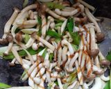 Foto langkah ke 3 dari resep Shimeji Tumis Daun Bawang.