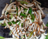Foto langkah ke 3 dari resep Shimeji Tumis Daun Bawang.
