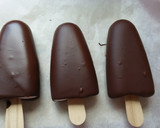 Foto del paso 4 de la receta: Polos de cereza cubiertos de chocolate (helado)
