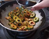 कारल्याच्या कुरकुरीत चकत्या भाजी (Bitter gourd Bhaji Recipe in Marathi) रेसिपी स्टेप 3 फोटो