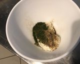 Une image de l'étape 2 de Canapés de saumon fumé,crème,aneth et tomates sur pain polaire.