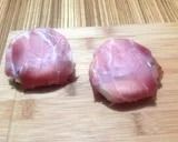 Foto del passaggio 2 della ricetta Tomino in speck croccante su gazpacho di fragole e datterini