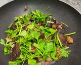 รูปขั้นตอนการทำที่ 4 ของ เลือดหมูผัดขึ้นฉ่าย