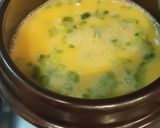 Foto langkah ke 3 dari resep Ttukbaegi gyeranjjim 뚝배기 계란찜 (Telur kukus ala Korea).