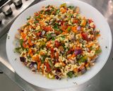 Une image de l'étape 18 de Salade de coquillettes aux carottes, tomates bicolores et oignon rouge.