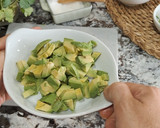 Foto del paso 5 de la receta: Ceviche fácil de gambas y aguacate