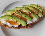 Foto del paso 4 de la receta: Tosta de queso fresco y aguacate