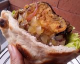 Foto del paso 4 de la receta: Sándwich🥪 de berenjenas🍆 empanizadas en pan turco🍞