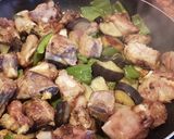 Foto del paso 4 de la receta Costillejas de cerdo con tomate frito pimientos y berenjenas