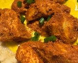 Foto del passaggio 6 della ricetta Pollo tandoori veloce su pane ciapati e salsa alla curcuma