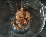 A picture of step 2 of Chikoo milkshake.