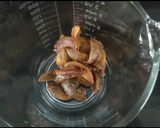 A picture of step 2 of Chikoo milkshake.