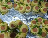 Hình bước làm 5 của món Bánh mì xúc xích hoa mai