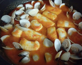 Foto del paso 13 de la receta: Chocos y almejas a la marinera con salteado de calabacines con pasas