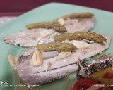 Foto del paso 4 de la receta: Caballa a la plancha con ensalada de pimientos del piquillo y espárragos verdes en conserva