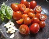 Foto del paso 1 de la receta: Fusilli negros en salsa de cherrys, albahaca y ajo 🍝 (sin gluten y vegano)